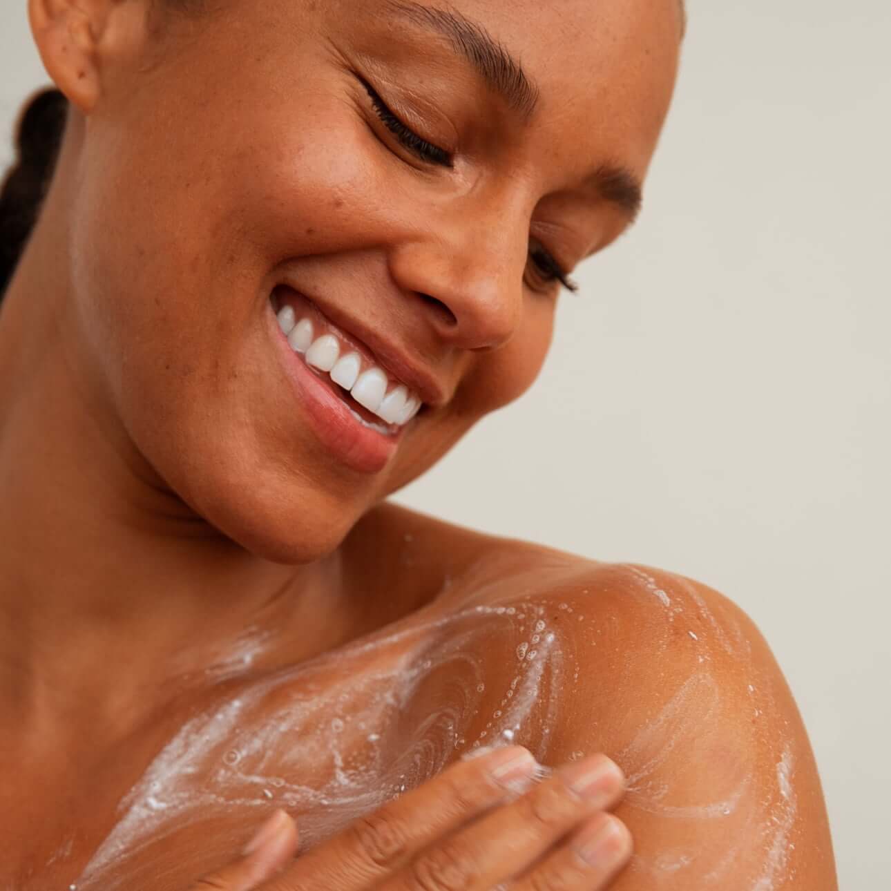 Alicia Keys applying the body wash